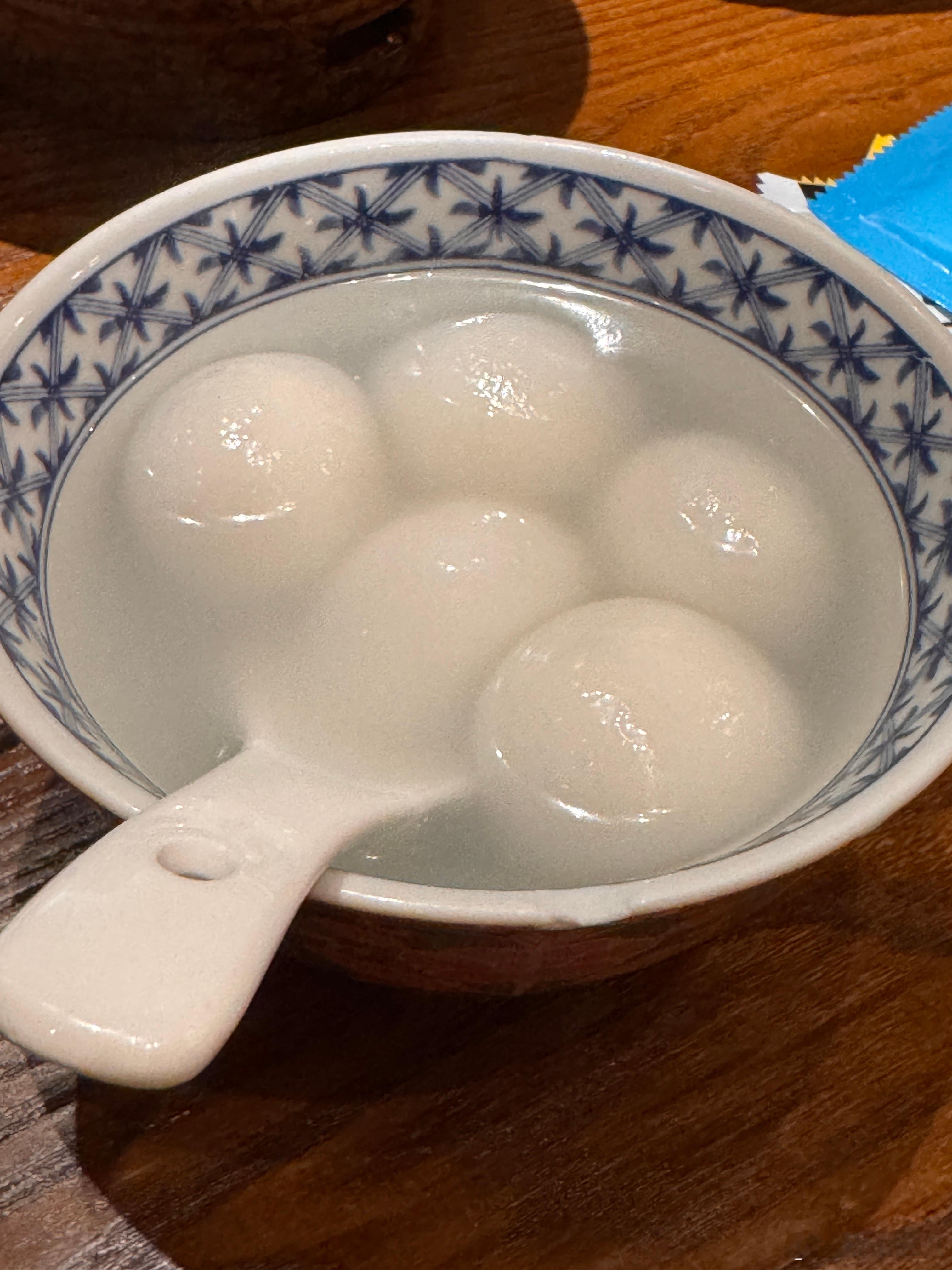 听了粉丝宝宝的建议吃了当地特色！宁波的汤圆真的很好吃😋  ​​​