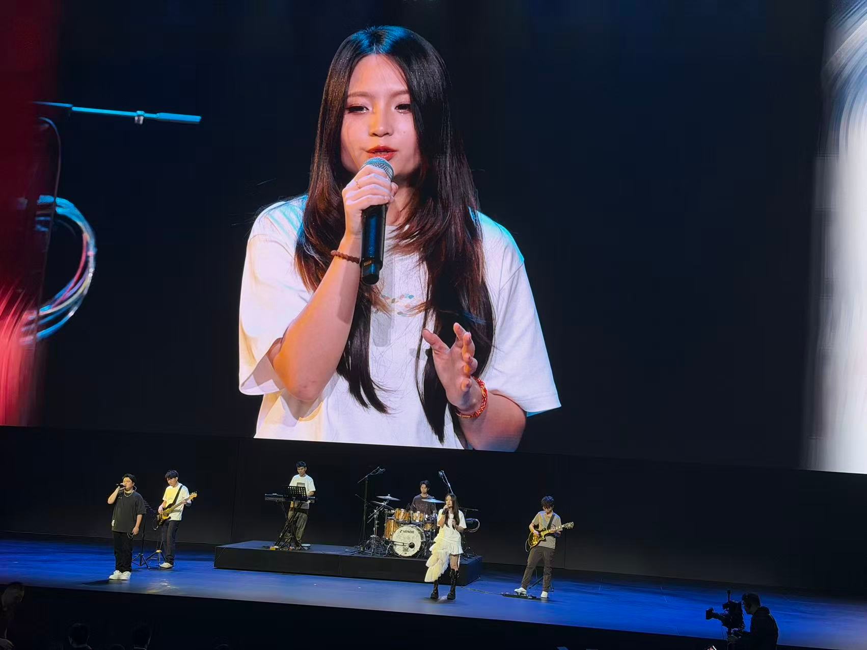 今天的又一款旗舰9系蔚来ES9上次预售完以后很多人在问它的价格会不会也有ES8一