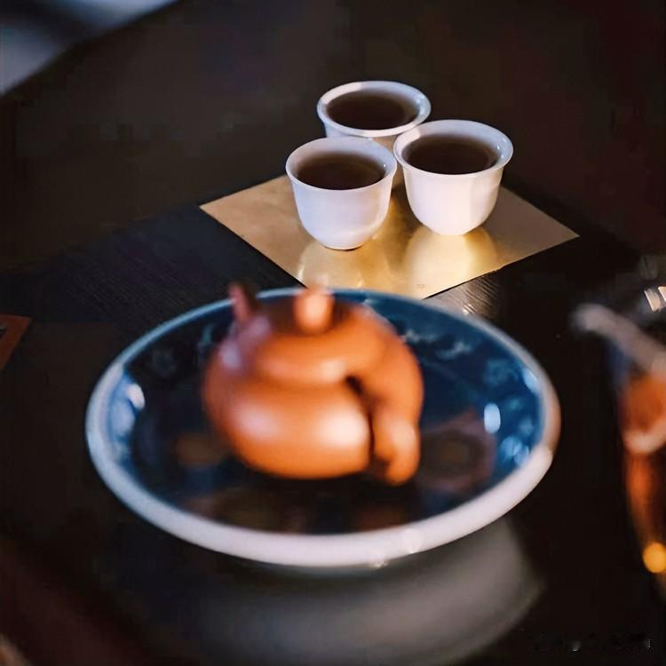 《茶淬灵根·寄生草体》
沸水百沸翻，茶烟一缕悬。浮沉辗转成精魄，煎熬深埋见本源。
