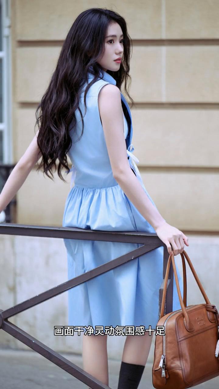 近日刘浩存回头这一幕好美话题刷屏网络。刘浩存身着浅蓝裙装回眸浅笑，身姿轻盈眉眼温