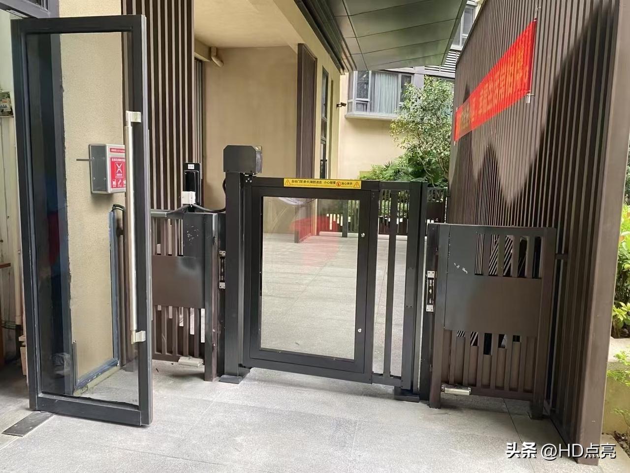 晚上散步回家，天空零零星星开始掉雨点。走到小区门口，我急忙掏出门禁卡刷了一下，门