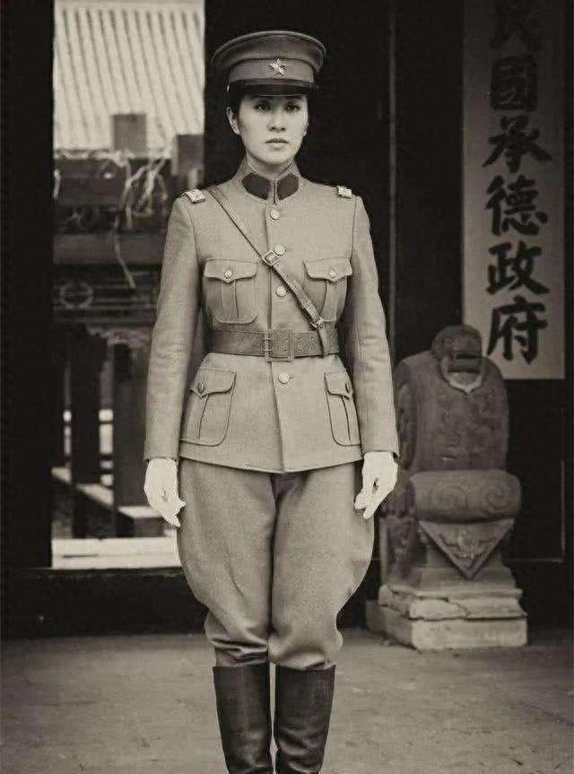 川岛芳子，原清末肃亲王善耆第十四女，本名爱新觉罗·显玗，汉名金碧辉，幼年被送往日