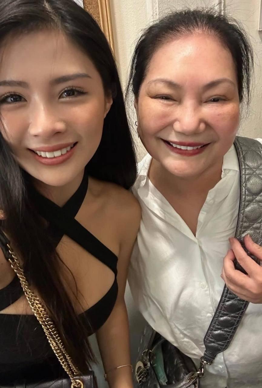 大S妈妈黄春梅这一辈子啊……18岁之前，她是在酒楼端盘倒水的乡下打工妹19岁那年