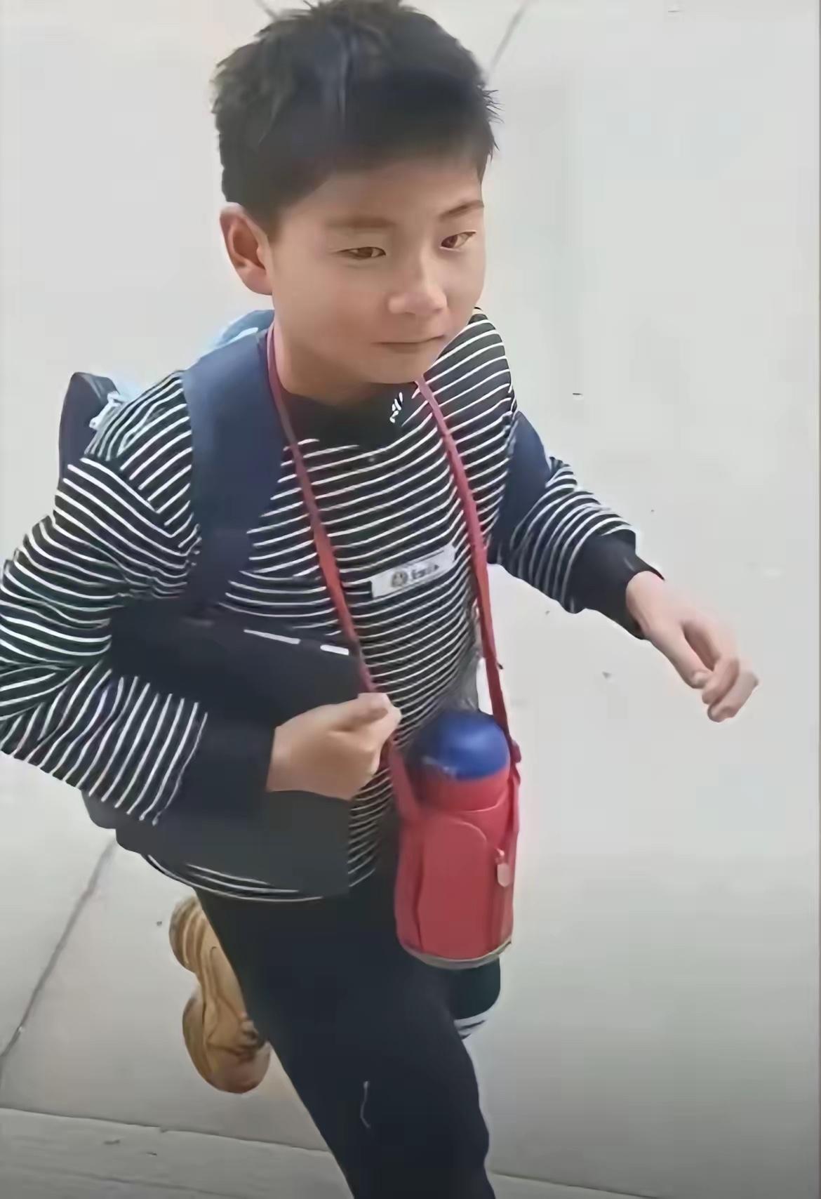 河南漯河，一10岁男孩失联已超过24小时。最后的画面显示，他放学后回了家，拿了包