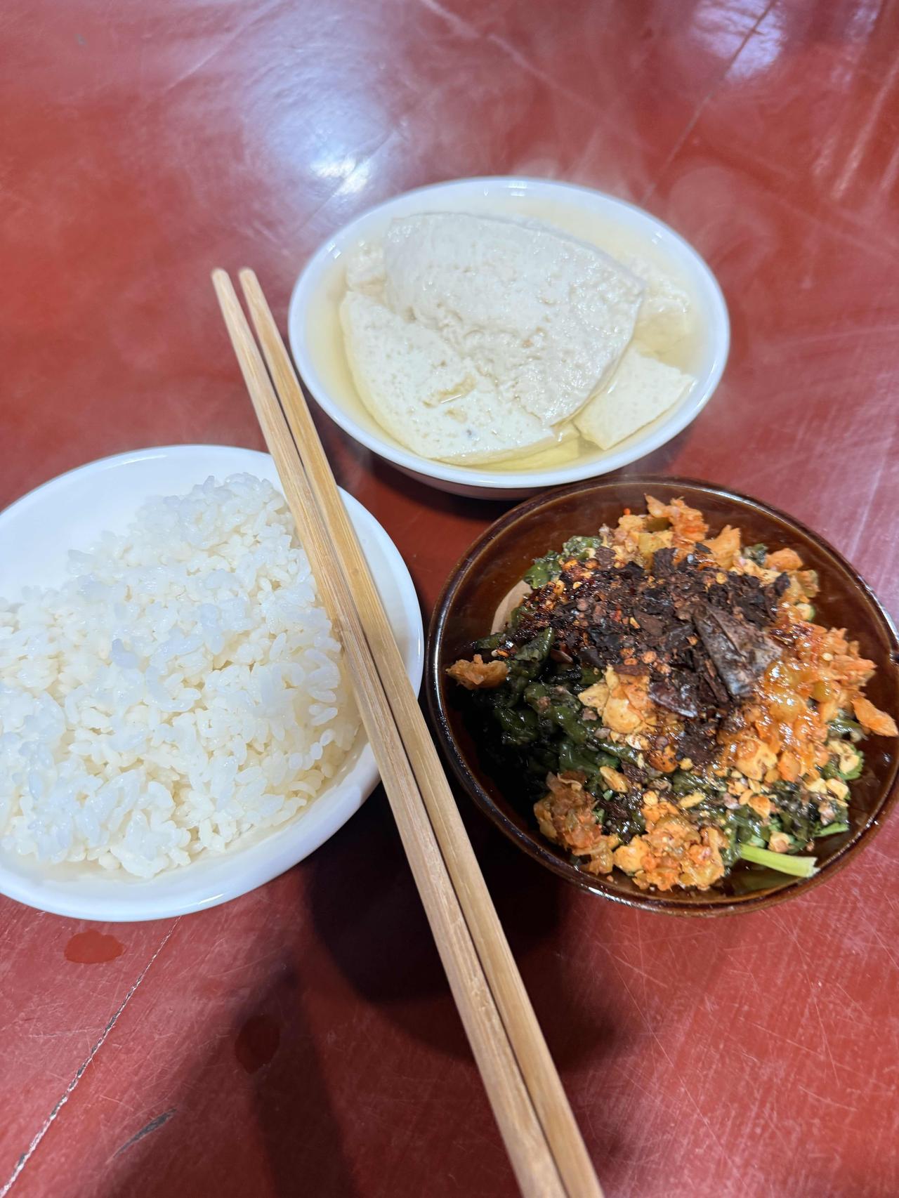 三百年石磨轮转，龙溪河畔的黄豆，在盐卤里开出洁白的花。垫江豆花饭，不只是一餐饭，