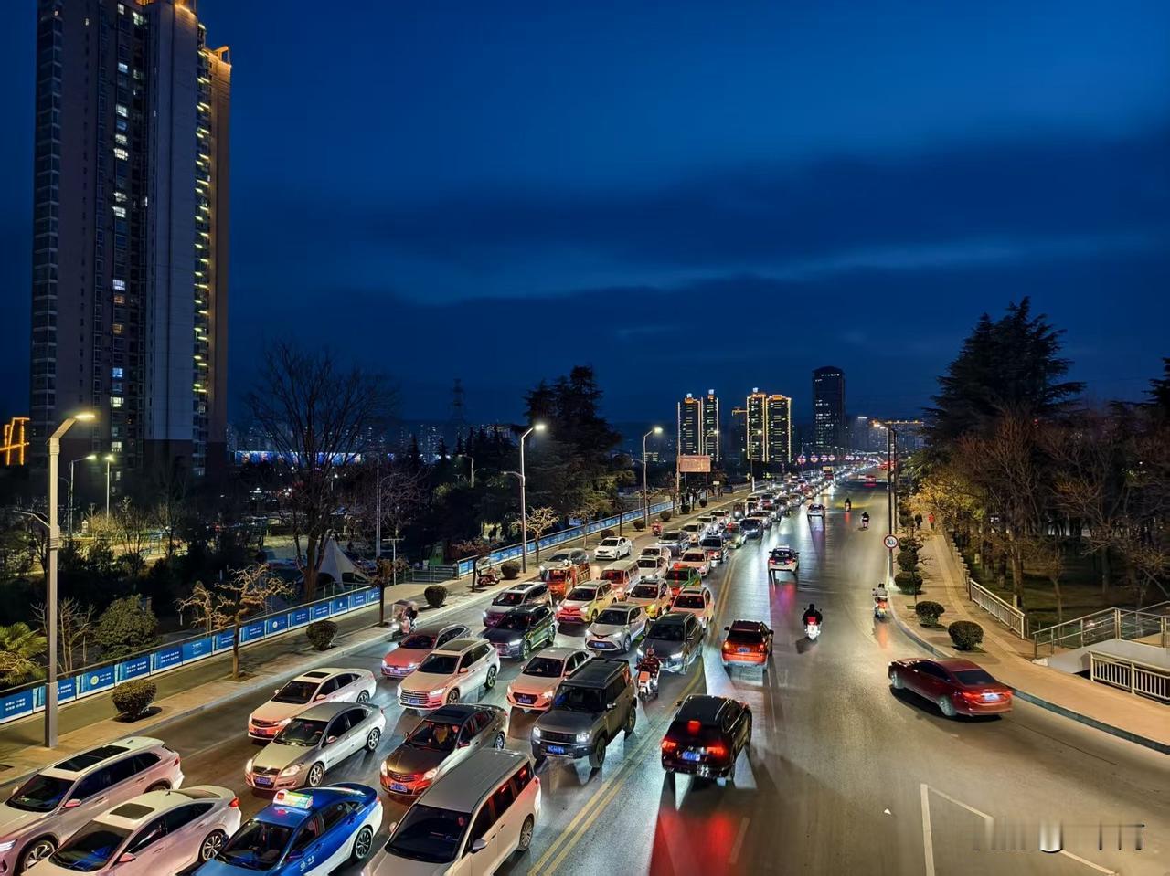 夜幕降临，站在宝烟桥上，看道路的烟火气与秩序感，对这座城市的爱和感恩跟所有的宝鸡