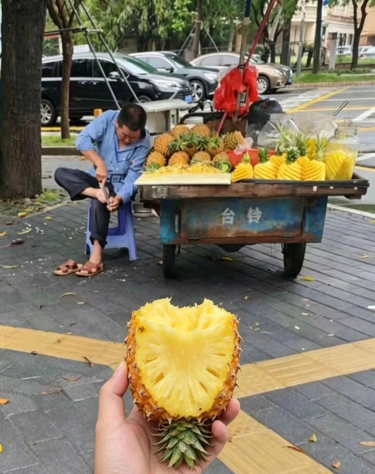 买完菠萝，一转头，天塌了啊[吐][吐][吐][吐]