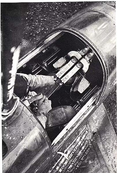 二战德军JU-87D轰炸机上的后射MG81Z机枪，不得不说空间是真的狭小。

1