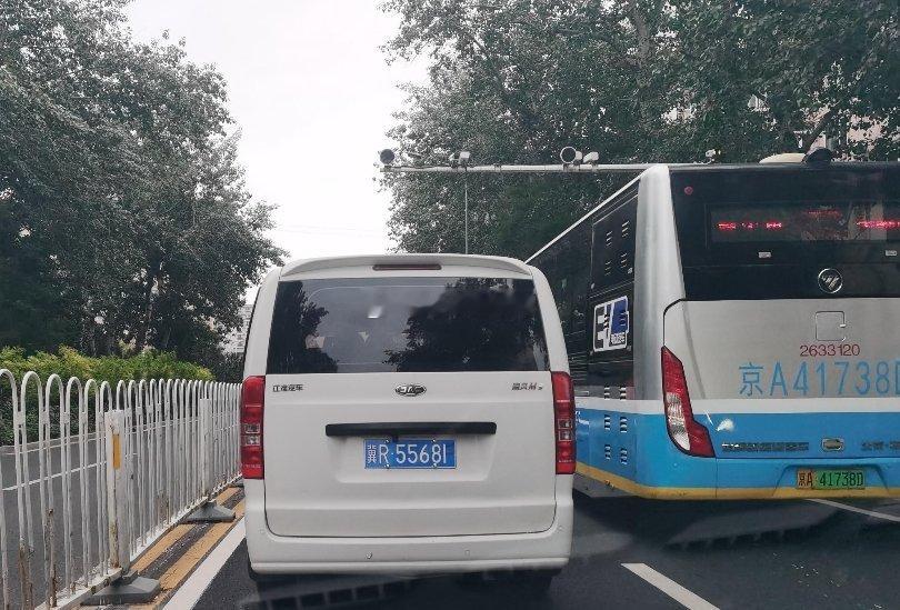 自网友:2026年8月9日18时10分许，和平里东街，小街桥北，冀R5568F变