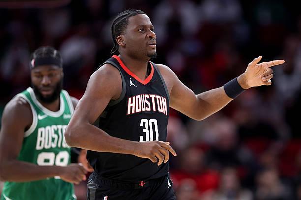 大家都在说，为什么卡佩拉不能得到更多的出场时间。这不是明摆着么，卡佩拉在进攻端一