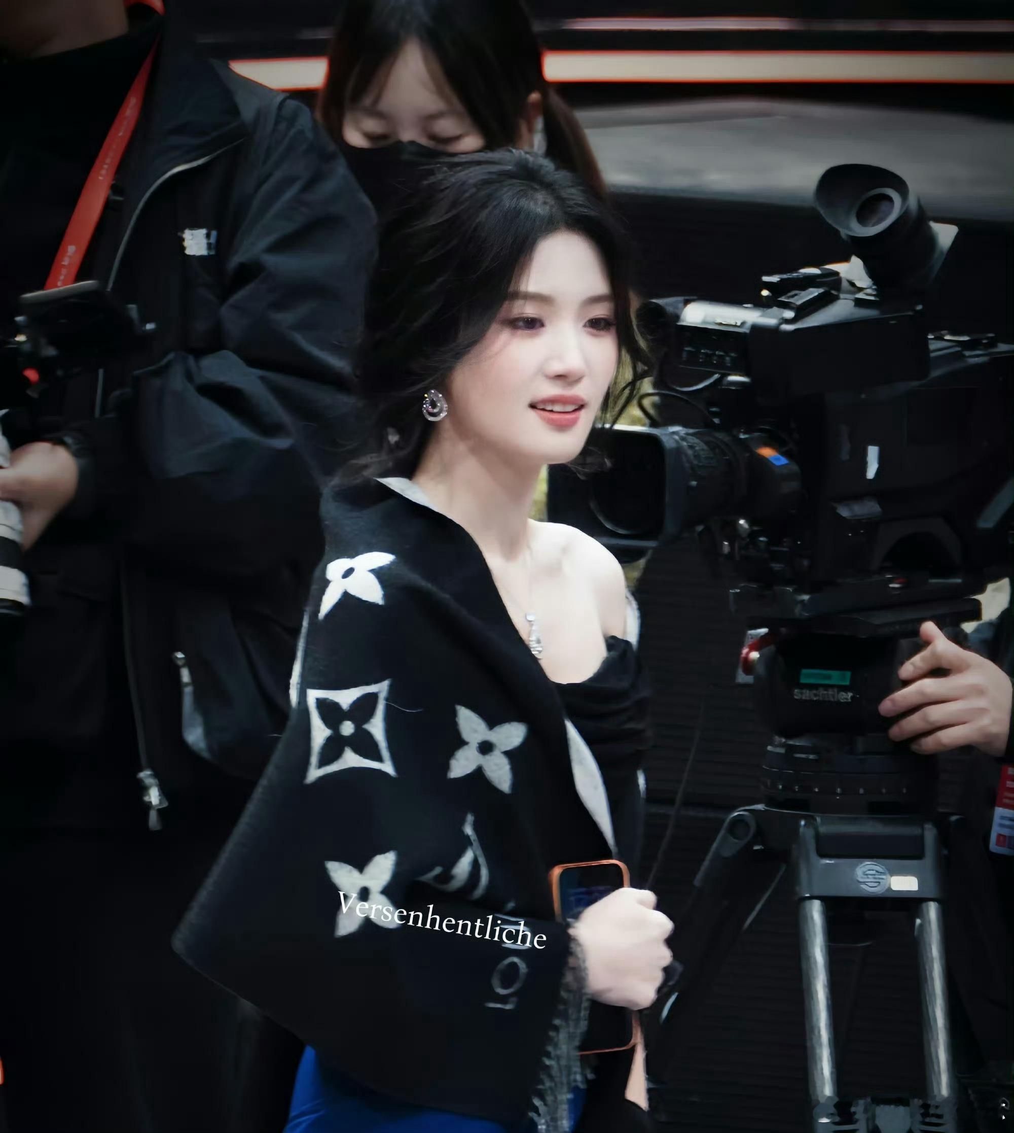 卢昱晓内场造型公主编发 卢昱晓微博之夜内场造型美到犯规！公主编发氛围感拉满，优雅