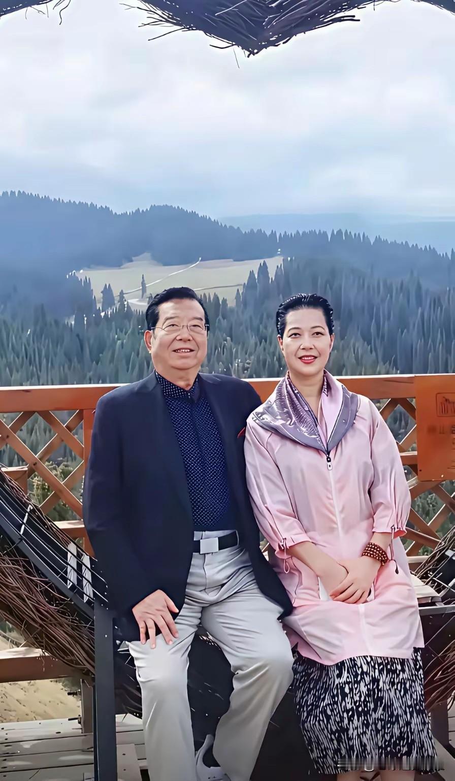 李将军和娇妻梦鸽在新疆旅游时的一张合影。