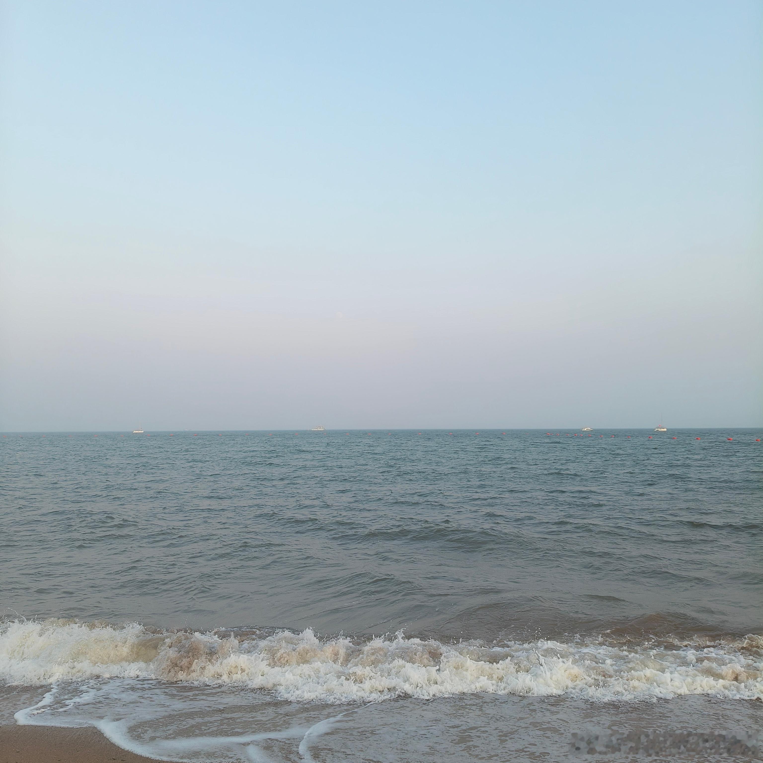 海天一色，波光潋滟，恰如张若虚所咏“春江潮水连海平，海上明月共潮生”。浪花轻吻沙