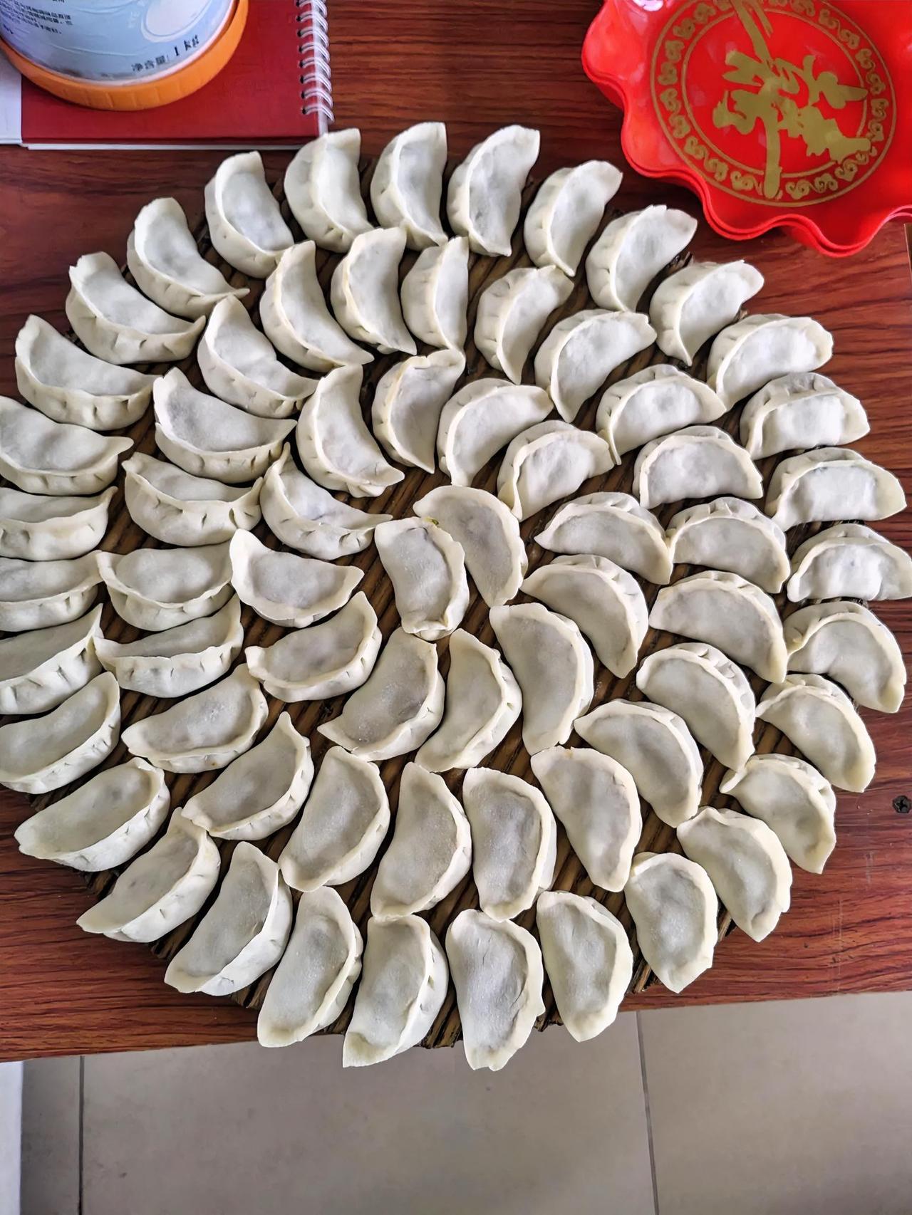 饺子包完了，一切收拾妥当，终于忙完了！
每年这时候，家庭主妇们忙得脚打后脑勺，累