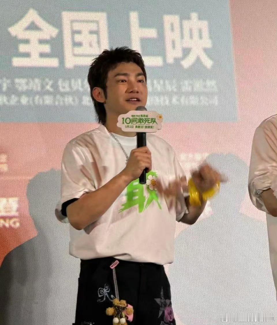 蒋龙说张弛拥有演员最可贵的傻气蒋龙希望张弛保持演员的傻气 所谓“傻气”，不是迟钝