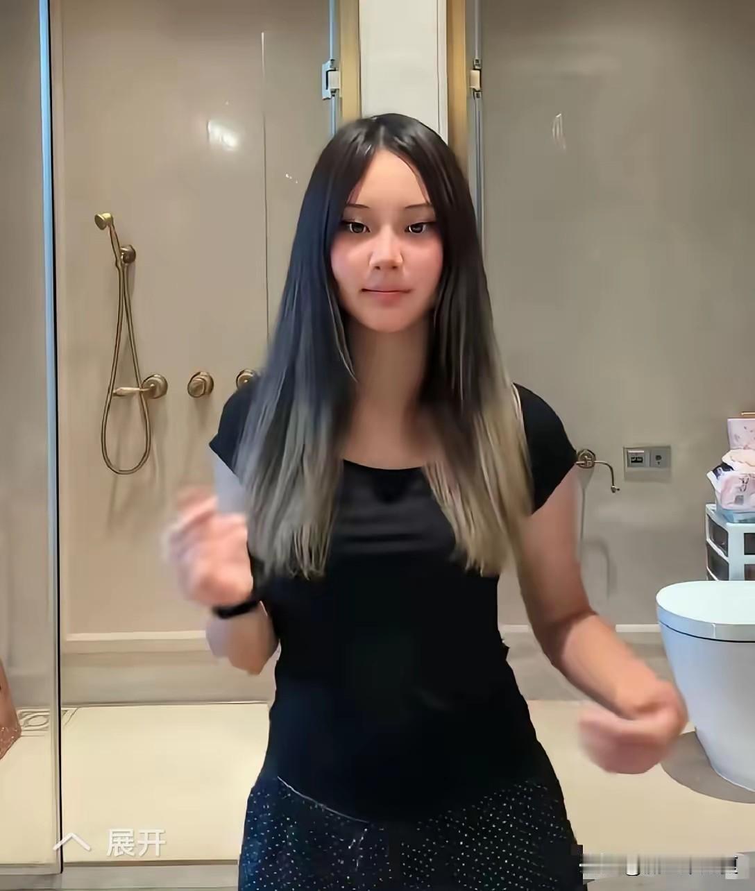 贾乃亮女儿甜馨的变化确实挺大的，但说实话，看着总觉得哪儿不太对劲，跟以前那种可爱