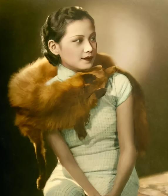 1978年，郭沫若因病去世不久，他妻子于立群突然自缢身亡。原来，她在整理丈夫遗物