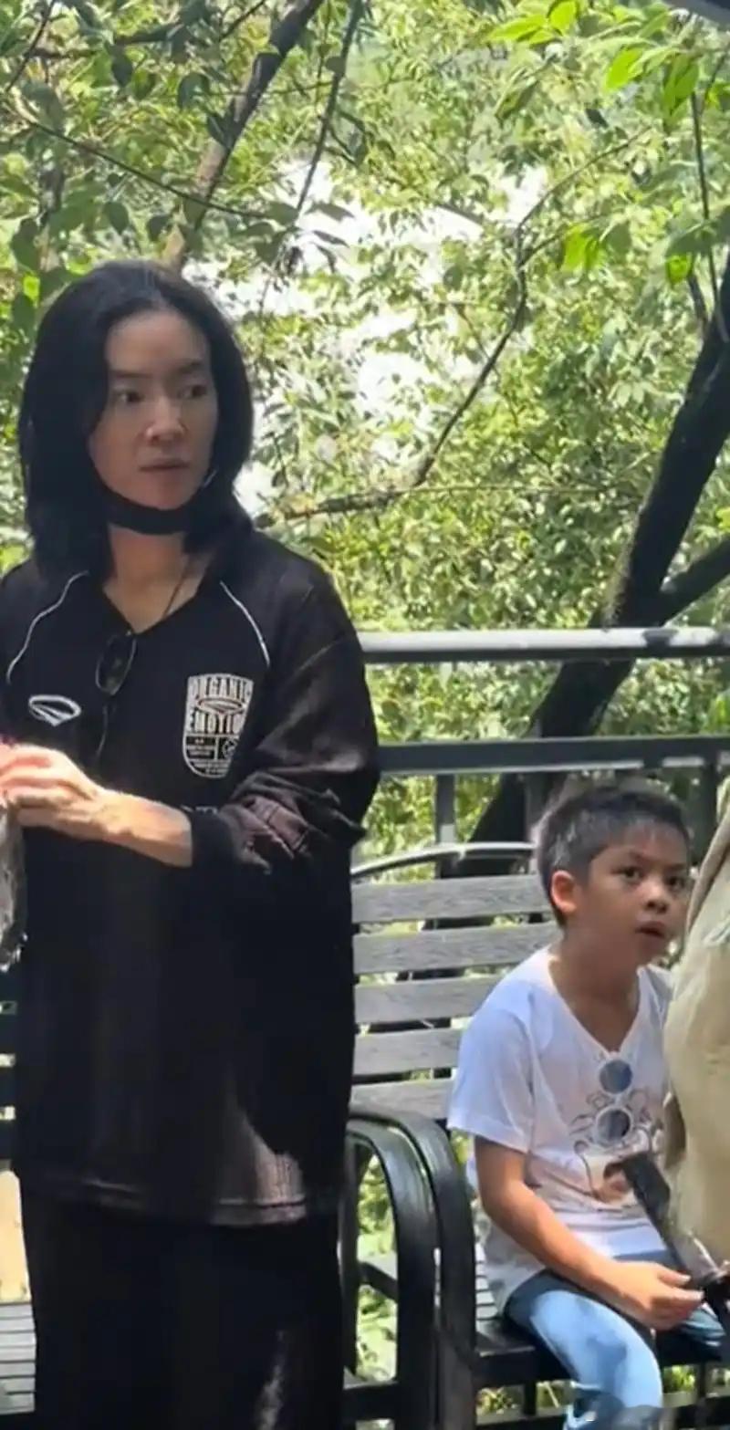 李晟一家3口游黄果树瀑布，8岁儿子出镜大眼帅气，吃5元一根香肠 