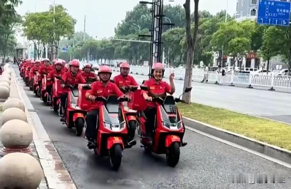 京东宣布投入超13亿元升级一线员工福利，覆盖快递员、骑手等春节在岗人员，包括提高