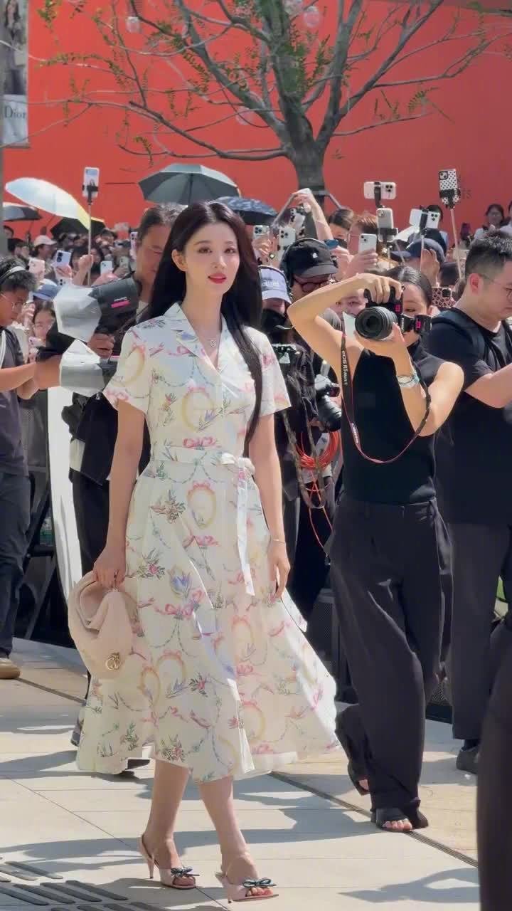 王楚然绊出神图王楚然的美貌没有瓶颈期王楚然碎花裙穿出大女人味 王楚然的美貌没有瓶