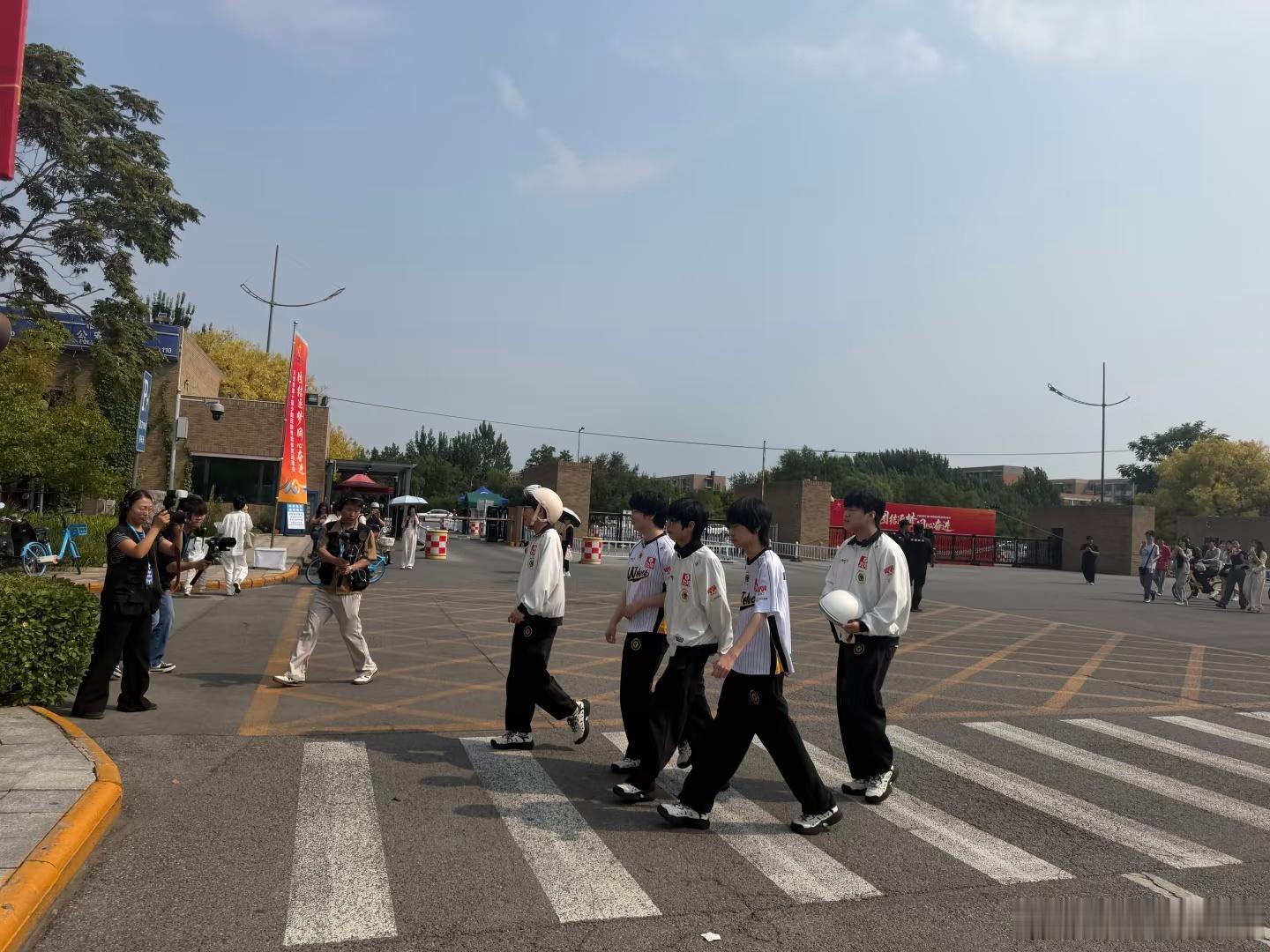 重庆狼队咱们有没有体面一点的出场方式😂小哥哥我们过马路也要戴头盔吗 ​​​