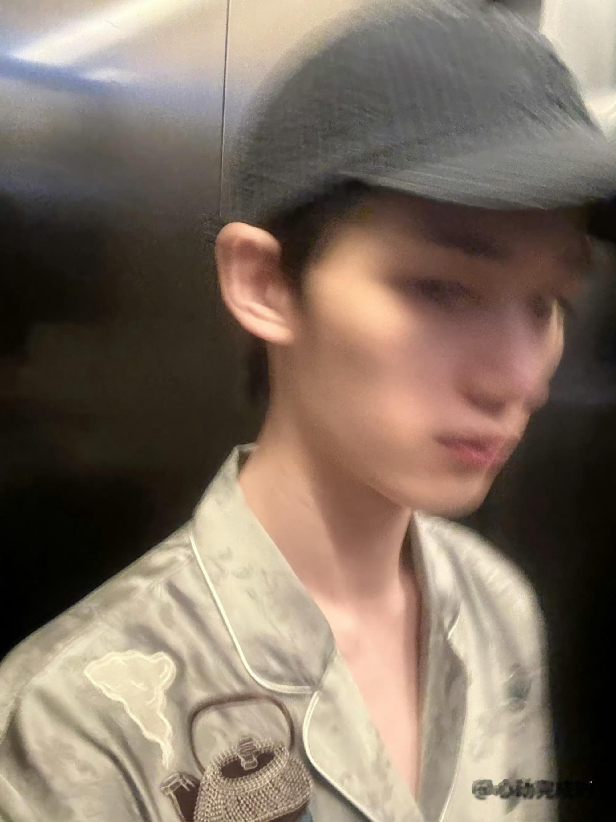 丁程鑫睡衣棒球帽造型丁程鑫穿睡衣出门丁程鑫穿睡衣出门，哈哈哈，绝帅 ​​​