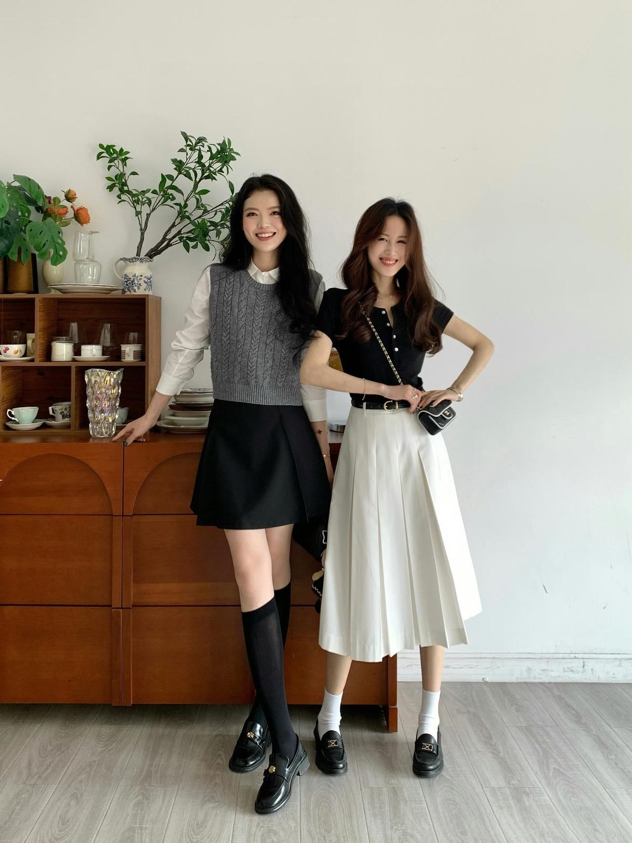 学院风与轻熟风结合，展现出不同身高闺蜜搭配的时尚感与协调性。