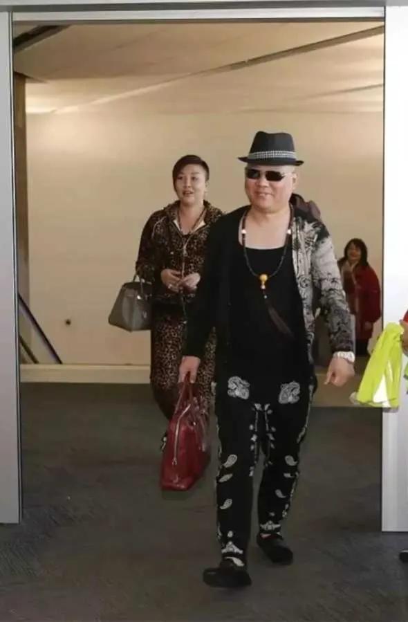 郭德纲夫妇走机场！
让网友想起郭麒麟相声：纪梵希老板找我，说要给我爸爸俩钱儿，能