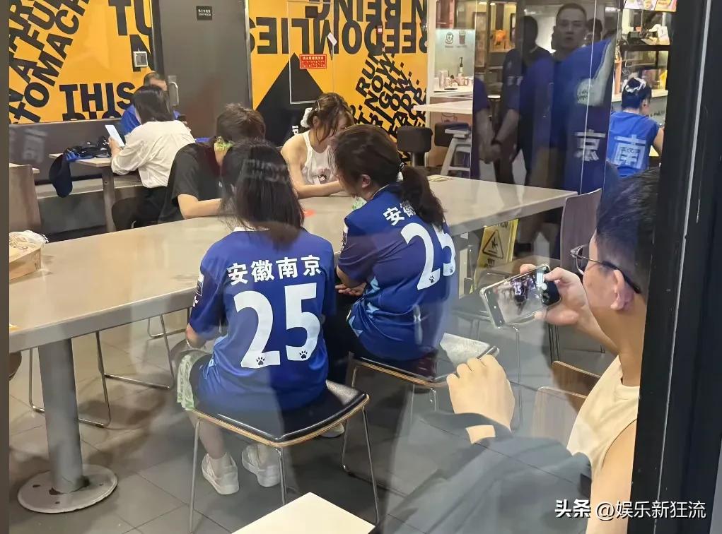 这届网友，你们别在搞事情啊！
苏超联赛几轮比拼下来，各支球队都有了自己的粉丝大军