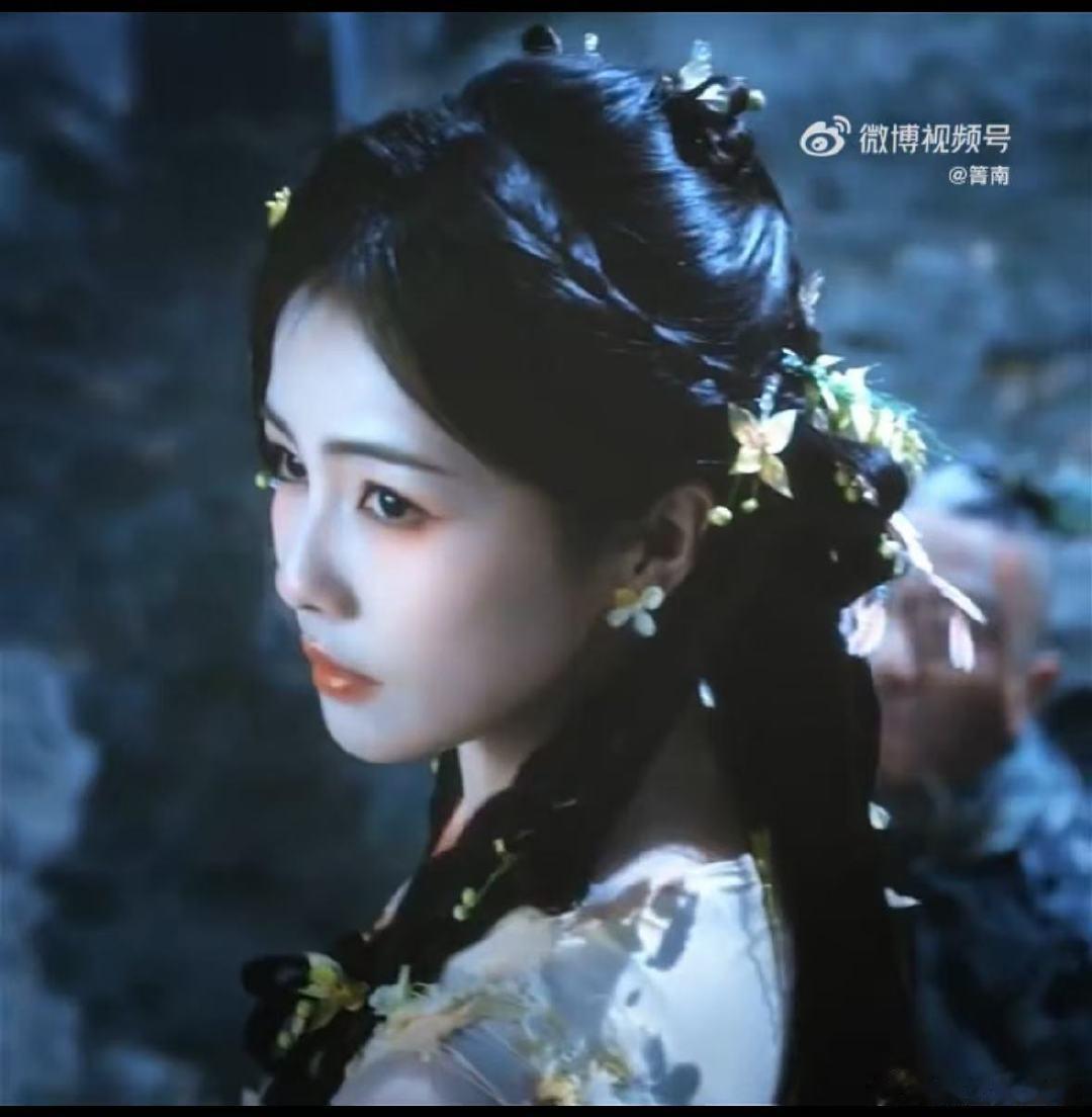 白鹿[超话]  白鹿天生的水仙圣体  白鹿，天生的水仙圣体赋予她非凡演技，表情切