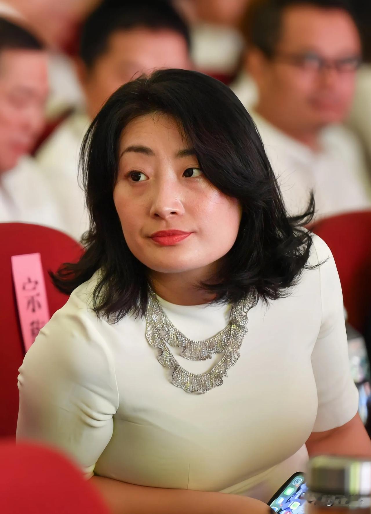 谁也没想到宗庆后离世这么多天，3名宗姓人士突然把宗馥莉给告了，说要索回将近20个