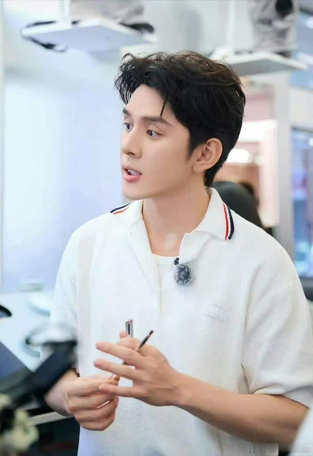 李佳琦称直播是提供情绪价值合伙人股东大会合伙人 直播不只是售卖商品，更是用心给观