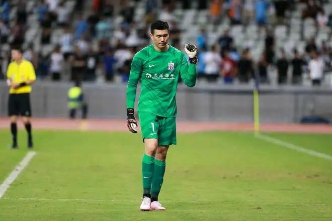 记者赵震透露了上海申花门将马镇能够入选国足的原因，并不是靠岳父范志毅！
在上海申