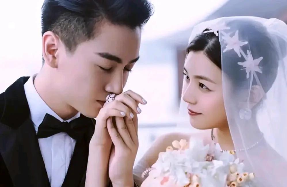 卓伟聊到陈晓和陈妍希的婚姻，两人虽然目前没有离婚，但已经分居一年多了。前段时间陈