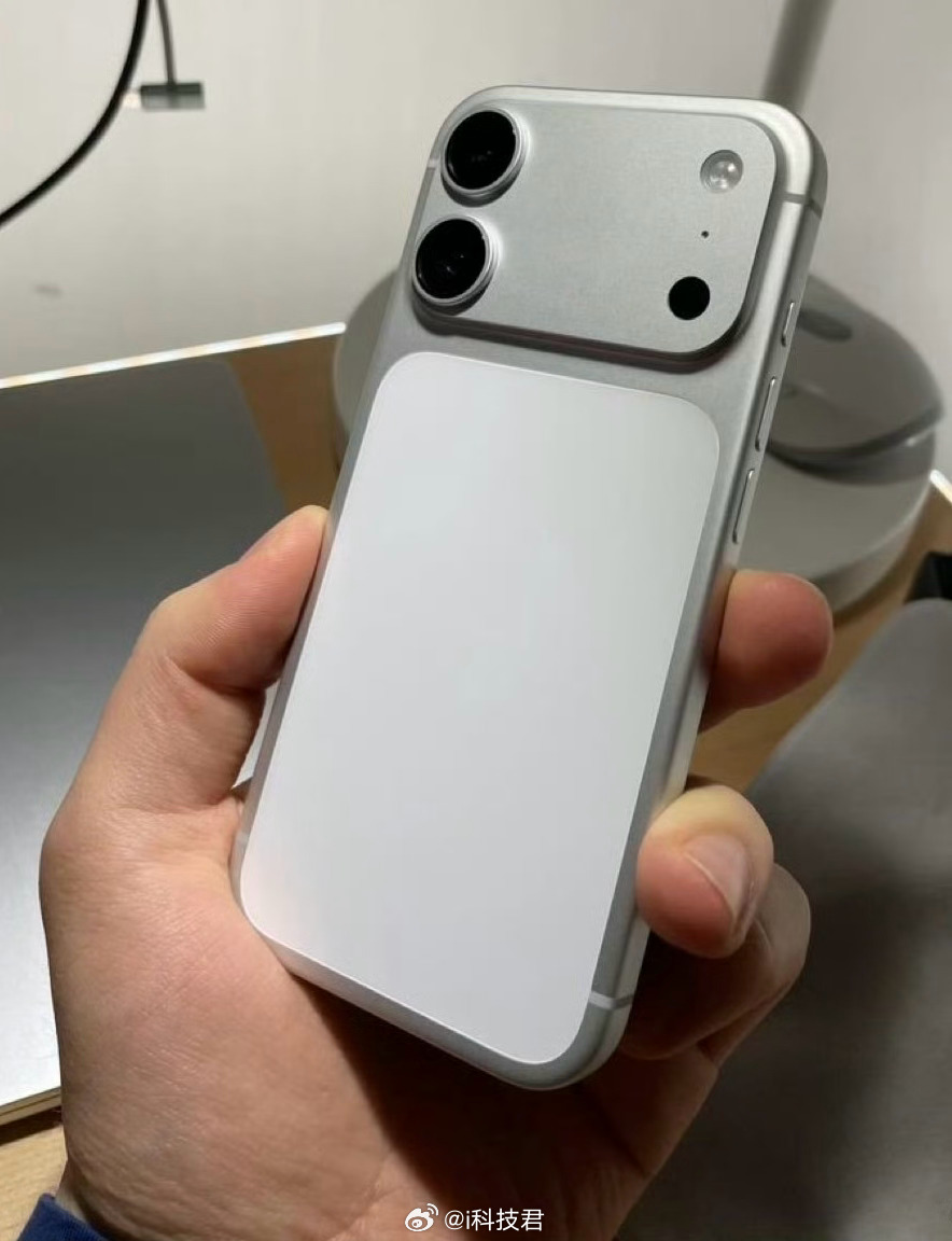 iPhone18标准版神似17Pro这是PS图而已，能不能认真点。我敢打赌，iP