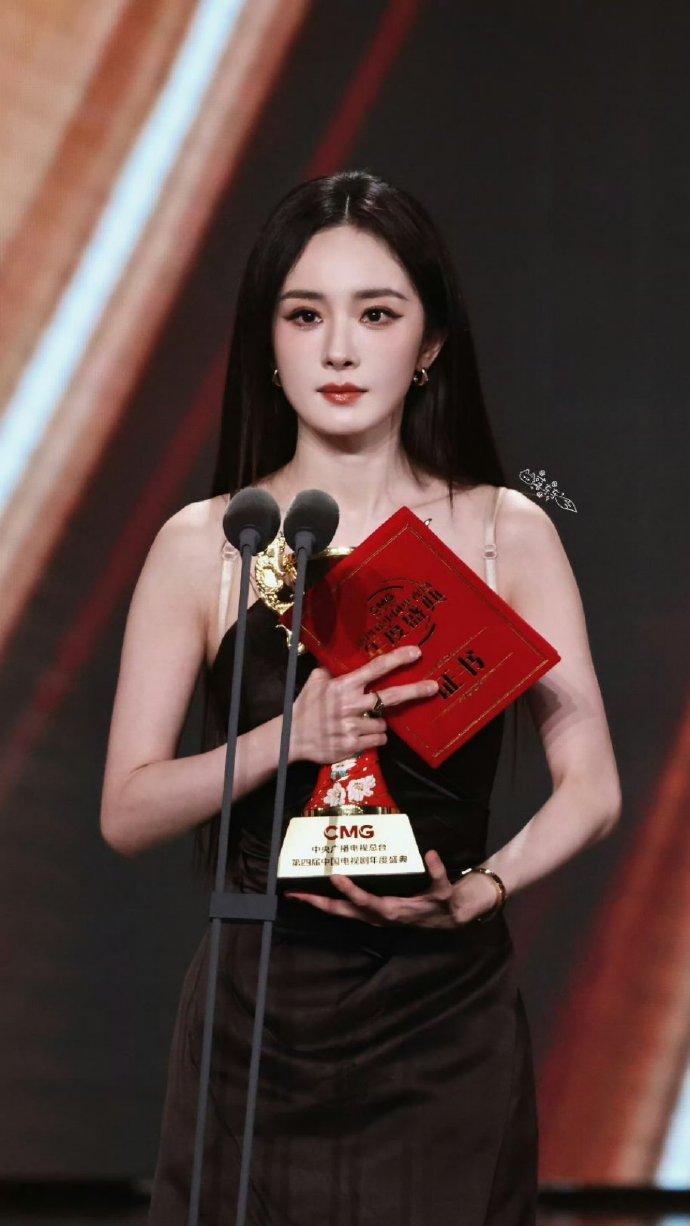 杨幂总台视后，有一说一，杨幂这个视后终于让她扬眉吐气了一把，一直以来在观众眼中她