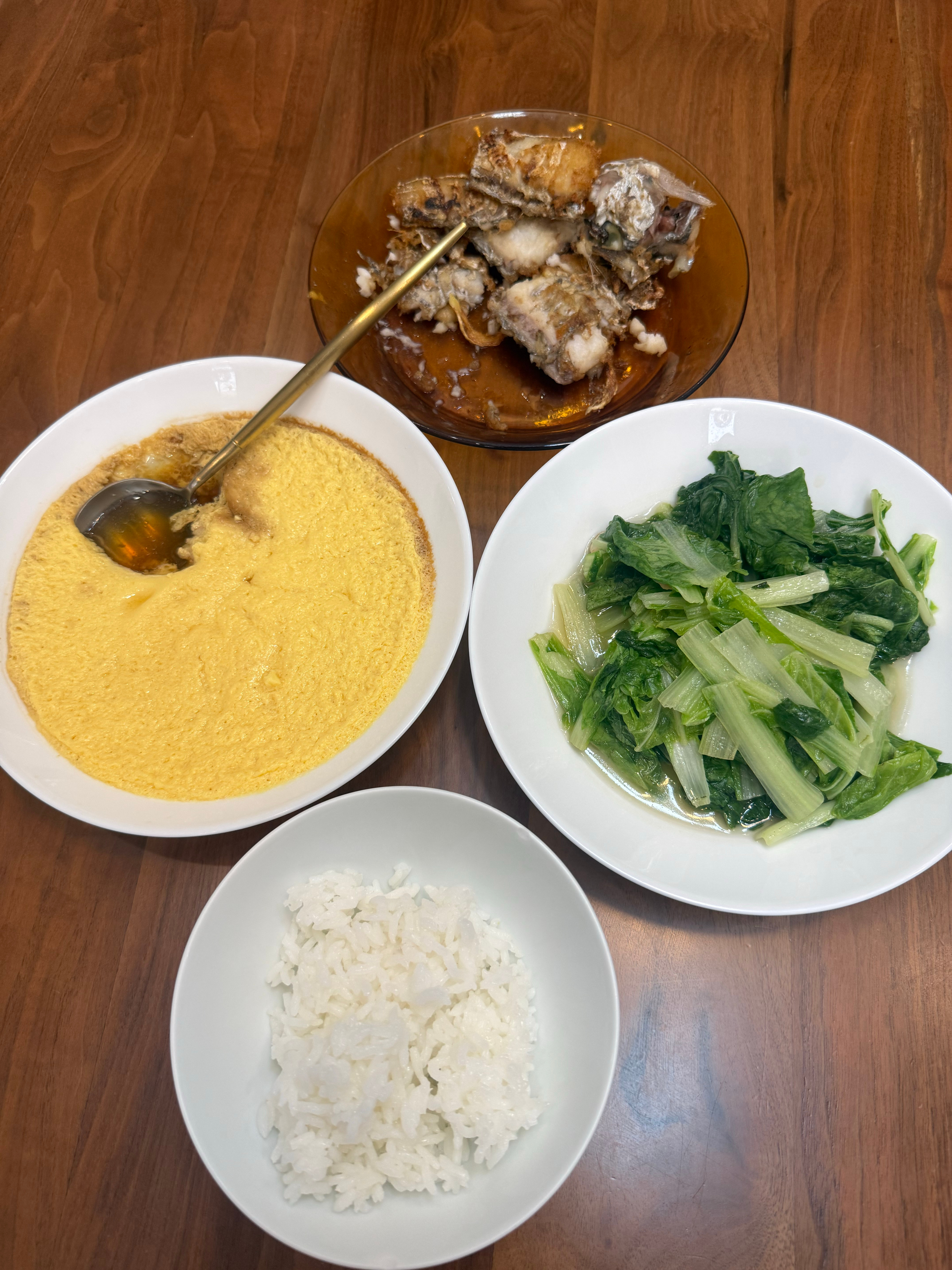 今晚爸妈跟朋友去吃立秋后的第一只鸭子我留在家里，吃顿便饭因为我爸坚决认为，外卖是