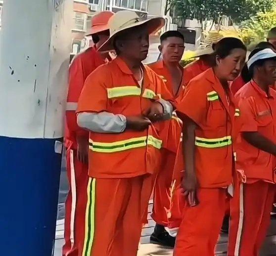 《别让环卫工的辛苦不被尊重，城市的整洁还得靠他们底层劳动者》播放量：62
作者：