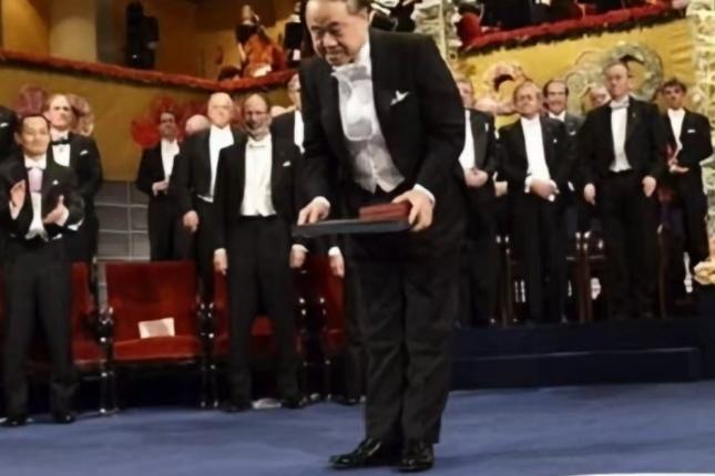 这摧眉折腰的动作，是奴颜婢膝，还是礼貌？
读书人、写书人，他的清高，或许只是在嘴