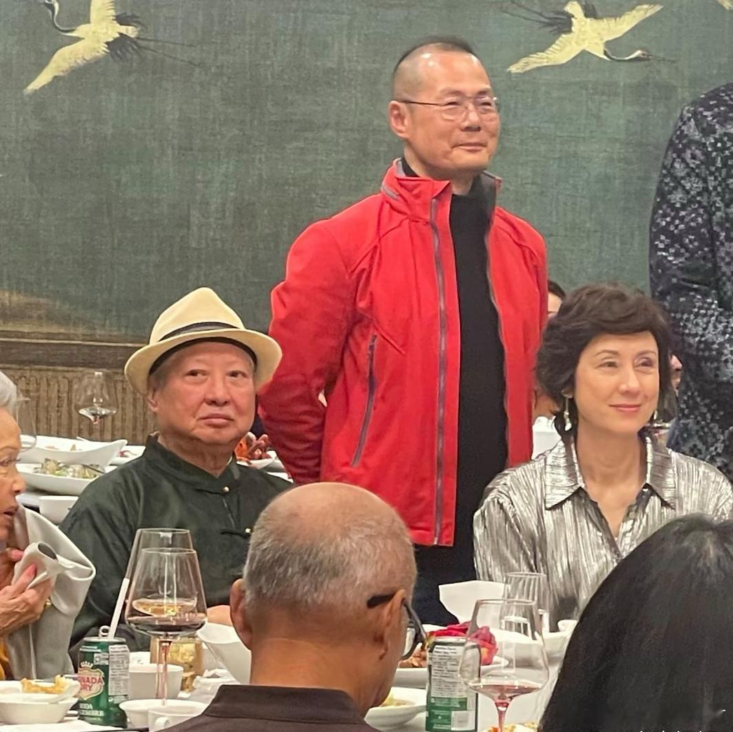 75岁洪金宝和老婆高丽虹在多伦多和当地华人聚餐，夫妻俩坐在一起，状态看起来挺好的