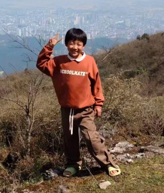 曲靖12岁男孩爬山失联，上百人搜山2天无果，父亲含泪求助
真的太揪心了，云南曲靖