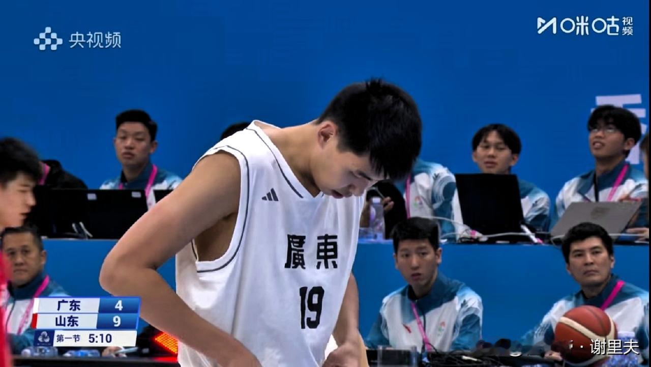 徐昕离开广东宏远后，技术和对抗全面下降，全运会遇到由全鲁班组成的山东男篮，攻防两