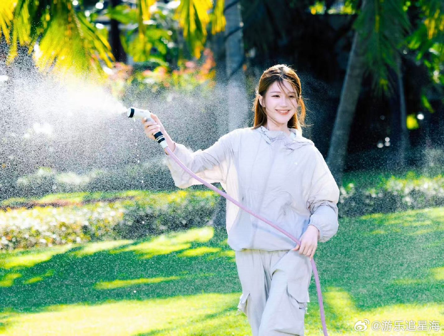 赵露思亮相上海时装周 双重宠爱！赵露思在上海时装周收获秀场看秀资格+新天地大屏专