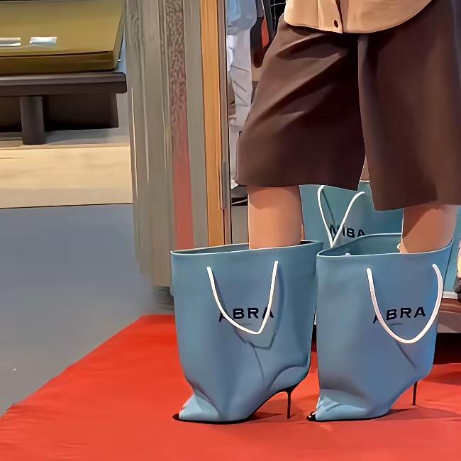 是不是时尚不知道，反正不实用。
防水？那是不可能的，一到下雨，至少也得装两桶雨水