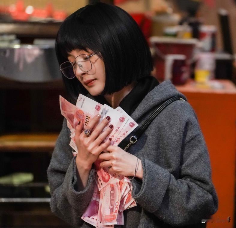 还能这样？杨幂一番电影《没有一顿火锅解决不了的事》上映5天官宣撤档，你觉得这是档