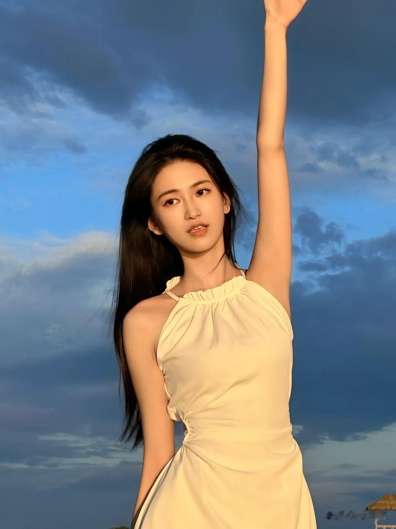 云海之上，少女挥手，自由与梦想的交织。