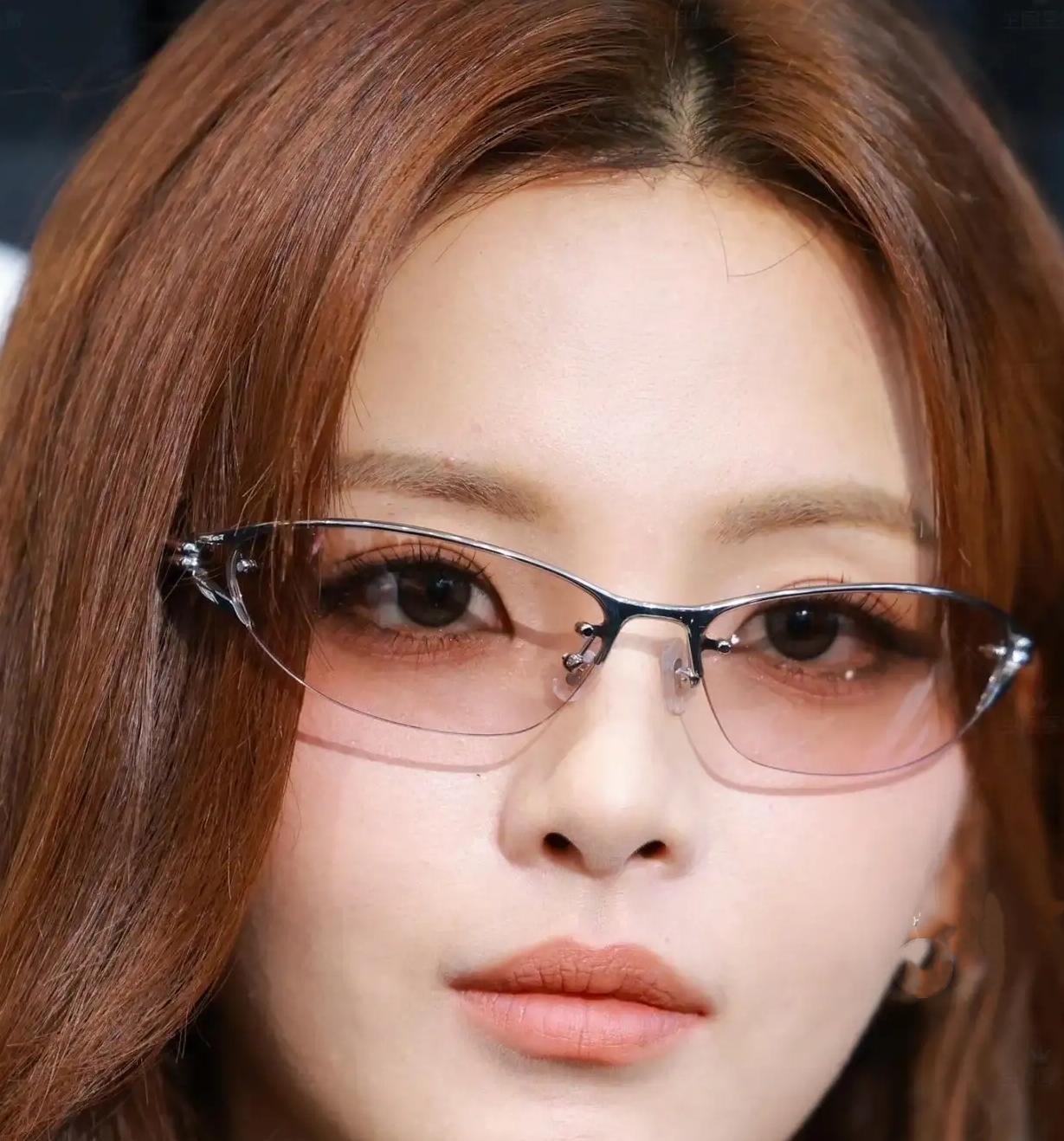 2026年3月26日，杨超越亮相Vera Wang X Fabrique品牌联名