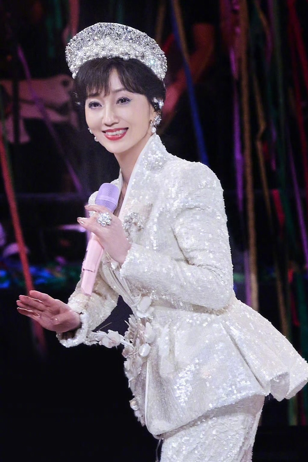 赵雅芝算不算一辈子的流量花？大爆剧✅，国民度✅，观众缘✅。70多岁了，粉丝群从4