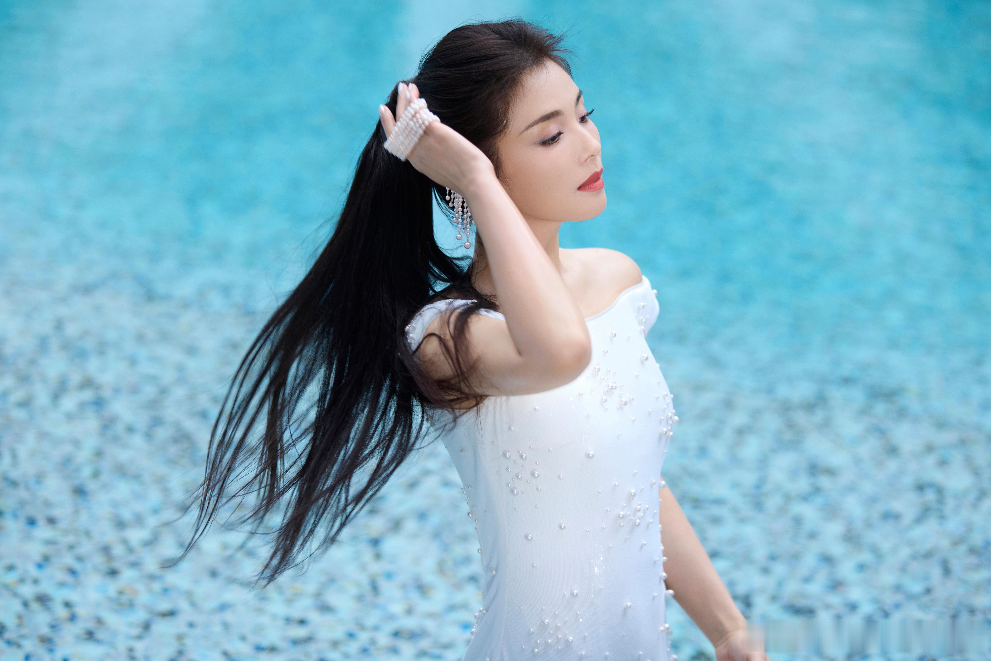 刘涛[超话] 建议再上一组  刘涛水边大片好仙 ​​​