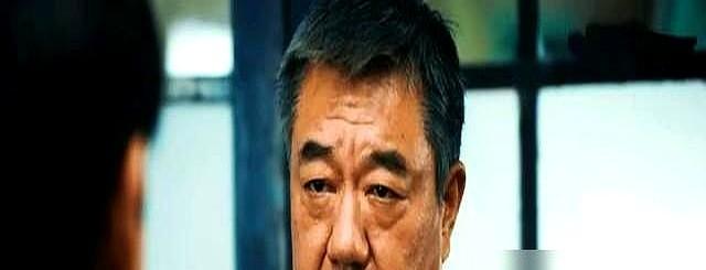戏杀青了，王凯死活不敢去祖峰家串门。

镜头前，祖峰演的朱应甲死死盯住王凯，眼眶